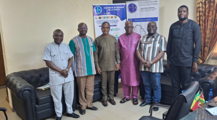 Visite de courtoisie de l’Ambassadeur de la République du Ghana au Burkina Faso au Directeur Exécutif de l’Autorité du bassin de la Volta